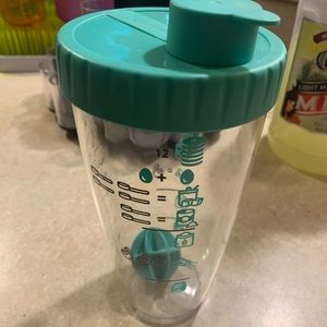 Pancake bottle shaker